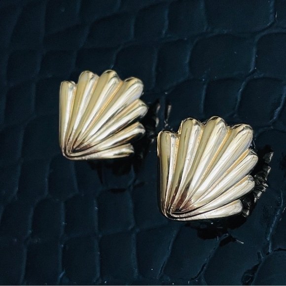 Crown Trifari Vintage Gold Plated Sea Shell Statement Nautical Clip On E… - Picture 3 of 15